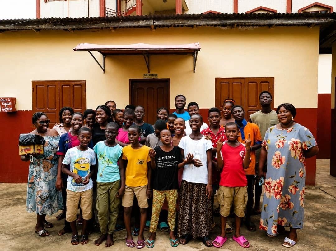 Journée de l’Enfant Africain 2025 : l’ONG Enfants En Joie sensibilise et autonomise les enfants de l’orphelinat La Bergerie de Dieu